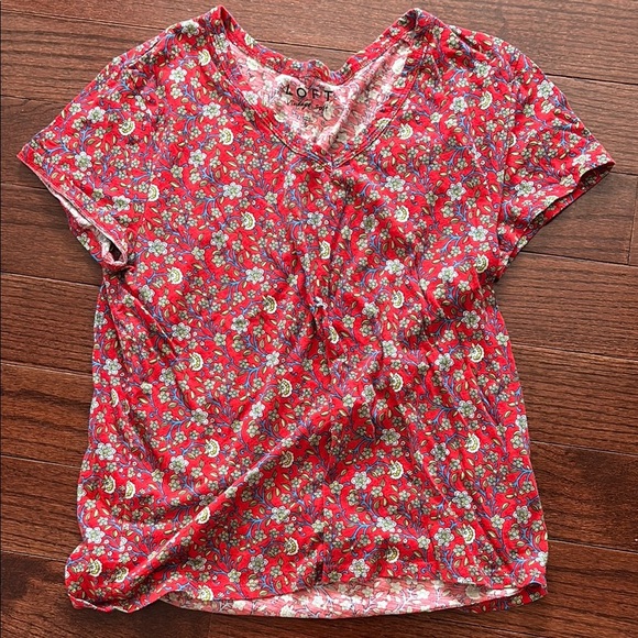LOFT red floral Short Sleeve T-Shirt - Picture 1 of 4